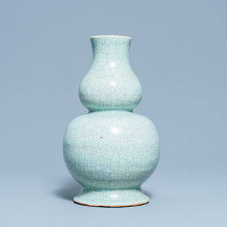 A Chinese monochrome celadon crackle-glazed double gourd vase, 18/19th C.