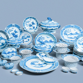 Un service en porcelaine de Chine en bleu et blanc à décor de scènes de chasse, 18/19ème