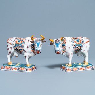 Une paire de modèles de vaches en faïence de Delft polychrome, 18ème