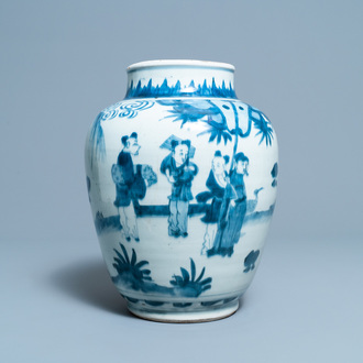 Un vase en porcelaine de Chine en bleu et blanc à décor de figures dans un paysage, époque Transition