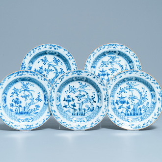 Five Chinese blue and white plates with floral design, Kangxi/Yongzheng