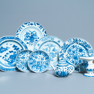 Six plats, une théière et une aiguière en porcelaine de Chine en bleu et blanc, Kangxi et après