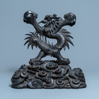 Un grand support de plat ou de mirroir en bois sculpté à décor d'un dragon, Chine, 19ème
