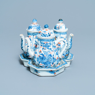 Trois verseuses couvertes sur présentoir en porcelaine de Chine de style Imari, Kangxi