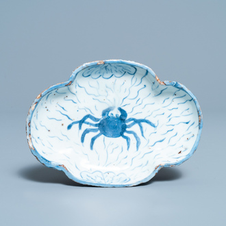 Een Chinese blauw-witte ko-sometsuke 'krab' schotel voor de Japanse markt, Tianqi