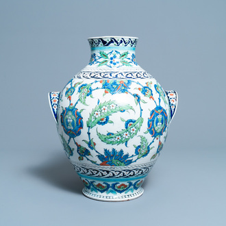 Un grand vase de style Iznik, Cantagalli, Italie, 19ème