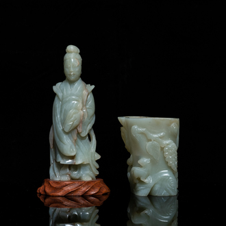 Een Chinese jade penselenbeker en een figuur van Guanyin, Qing