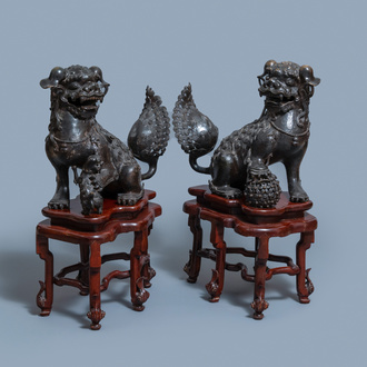 Une paire de grands modèles de lions bouddhistes en bronze, Chine, Ming