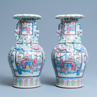 Une paire de vases en porcelaine de Chine famille rose, 19ème