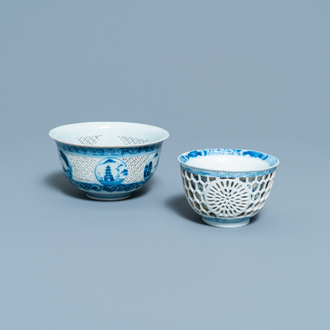 Un bol ajouré et une tasse à double paroi en porcelaine de Chine en bleu et blanc, époque Transition et Kangxi