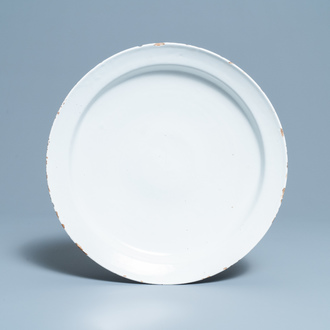 Un plat en faïence blanche de Delft, 18ème