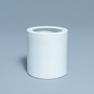 Un pot à pinceaux en porcelaine de Chine blanc monochrome, 19/20ème