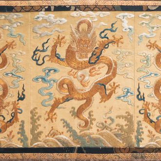 Un panneau en broderie de soie et de fil d'or à décor de dragons, Chine, 19ème