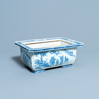 Une jardinière de forme rectangulaire en porcelaine de Chine en bleu et blanc, Kangxi/Yongzheng
