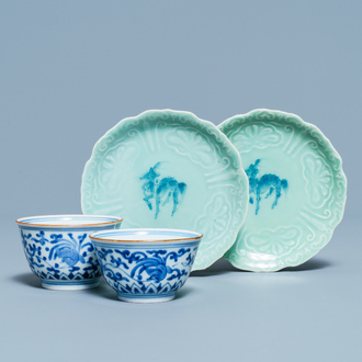 Une paire de bols en porcelaine d'Arita en bleu et blanc et une paire de coupes à fond céladon, Japon, Edo, 18/19ème