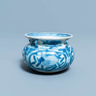 Een kleine Chinese blauw-witte wierookbrander met taoïstische symbolen, Ming