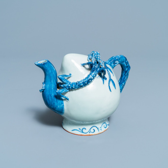Une théière 'cadogan' en forme de pêche en porcelaine de Chine en bleu et blanc, 19ème