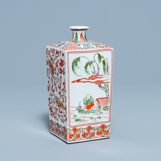 Une bouteille à saké de forme carrée en porcelaine Ko-Imari de Japon, Edo, 18ème