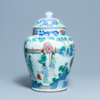 Un grand vase couvert en porcelaine de Chine wucai, époque Transition