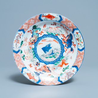 Un plat en porcelaine de Chine famille verte à décor d'une carpe entourée de chevaux et lions bouddhistes, Kangxi