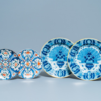 Une paire de plats en faïence de Delft en bleu et blanc et une paire d'assiettes polychromes, 18ème