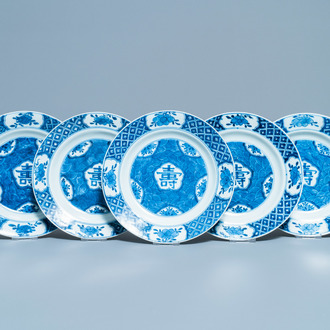 Cinq assiettes 'Shou' en porcelaine de Chine en bleu et blanc, Kangxi