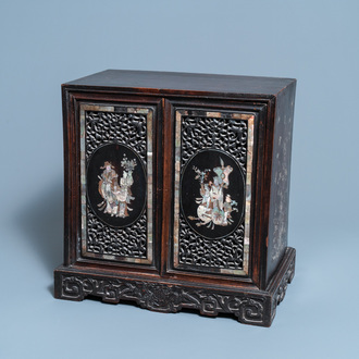 Un cabinet à deux portes en bois sculpté incrusté de nacre, Chine ou Vietnam, 19ème