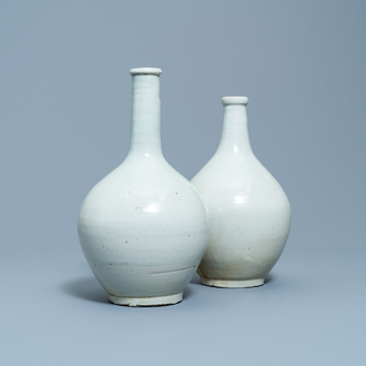 Deux bouteilles en porcelaine d'Arita en blanc monochrome, Japon, Edo, 17ème