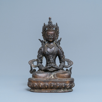 Een Sino-Tibetaanse bronzen figuur van Boeddha Amitayus, 19e eeuw