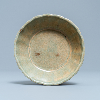 Een Chinese Longquan celadon penselenwasser, Yuan