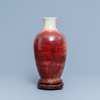 A Chinese monochrome peachbloom-glazed vase, 18/19th C.