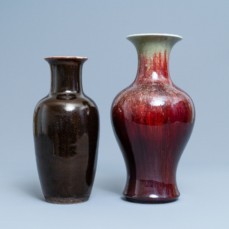 Twee Chinese monochrome vazen met flambé glazuur, 19e eeuw