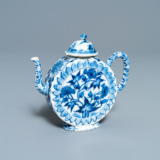 Une théière de forme ronde en porcelaine de Chine en bleu et blanc, Kangxi