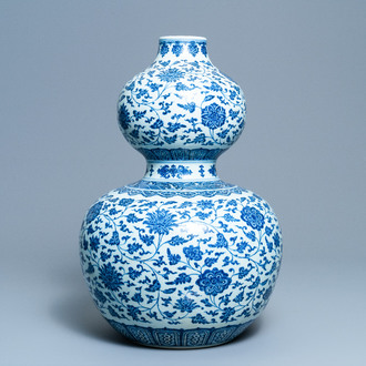 Un grand vase de forme double gourde en porcelaine de Chine en bleu et blanc, 19/20ème