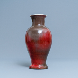 Un vase en porcelaine de Chine à émail flambé en trois couleurs, Qianlong