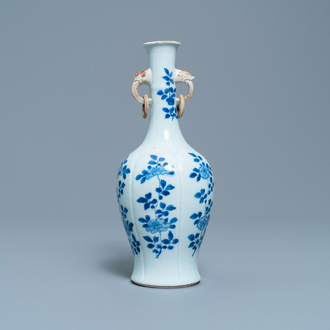 Een Chinese blauw-witte vaas met olifantenoren, Kangxi