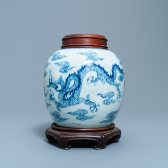 Een Chinese blauw-witte gemberpot met een draak en een feniks, Yongzheng