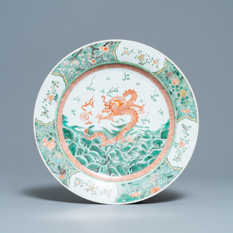 Un plat en porcelaine de Chine famille verte à décor d'un dragon, Kangxi