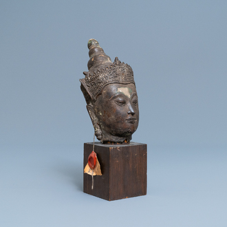 Une tête de Bodhisattva en bronze, Thaïlande, 18/19ème
