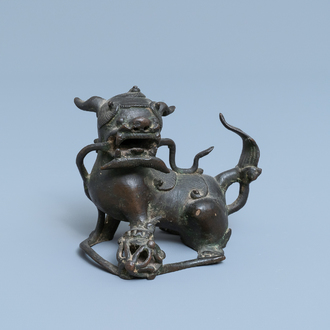 Un modèle d'un lion bouddhiste en bronze, Chine, fin de la dynastie Ming