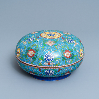 Een ronde Chinese cloisonné dekseldoos, 19e eeuw