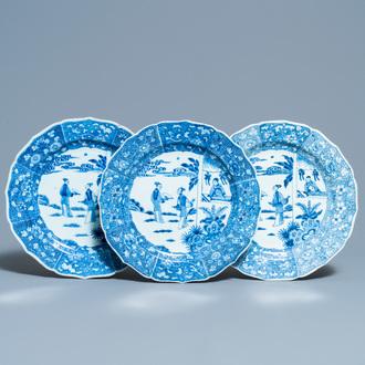 Trois plats en porcelaine de Chine en bleu et blanc à décor d'une scène du 'Xi Xiang Ji', Qianlong