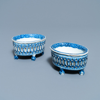 Une paire de salerons en porcelaine de Chine en bleu et blanc d'après un modèle européen en argent, Qianlong