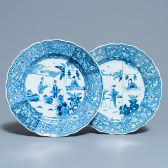 Een paar Chinese blauw-witte 'Xi Xiang Ji' schotels, Qianlong