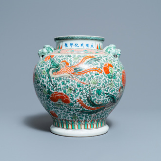 Un vase en porcelaine de Chine wucai à décor de phénix, marque de Chenghua, 19ème
