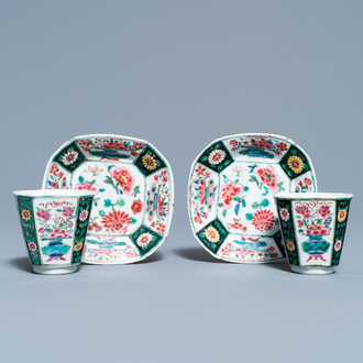 Une paire de tasses et soucoupes de forme octagonale en porcelaine de Chine famille rose, Qianlong
