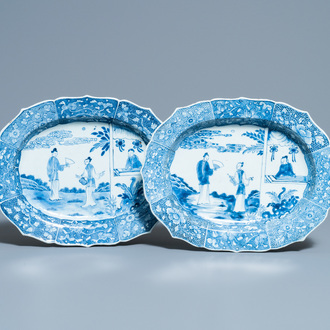 Een paar Chinese blauw-witte 'Xi Xiang Ji' ovale schotels, Qianlong