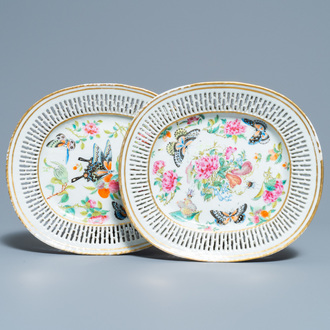 Une paire de plats ajourés de forme ovale en porcelaine de Chine famille rose à décor de papillons, 19ème