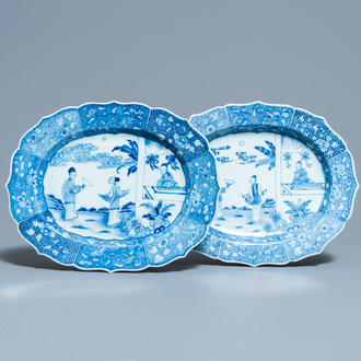 Een paar Chinese blauw-witte 'Xi Xiang Ji' ovale schotels, Qianlong