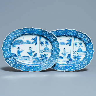 Een paar Chinese blauw-witte 'Xi Xiang Ji' ovale schotels, Qianlong